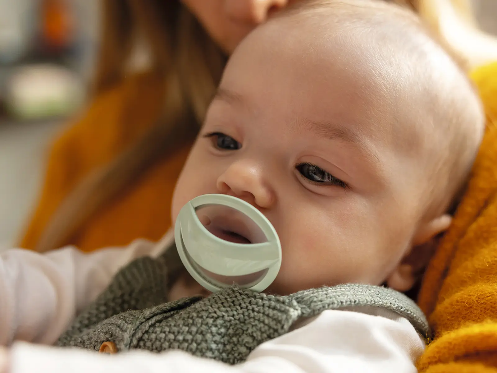 Beruhigungssauger MommyFeel — Detailansicht der Silikongeometrie und Form